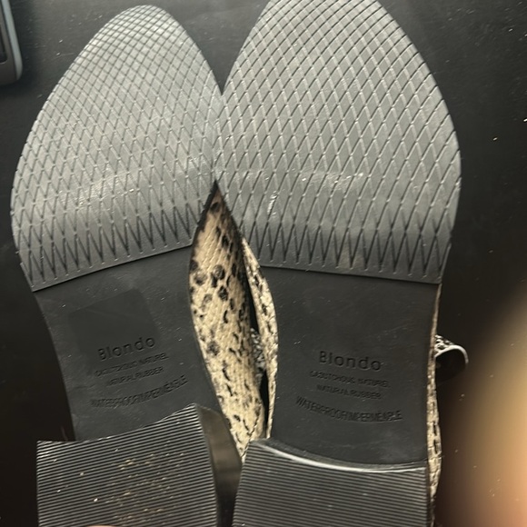 Blondo weatherproof snake skin print booties size 8.5 - Picture 7 of 9